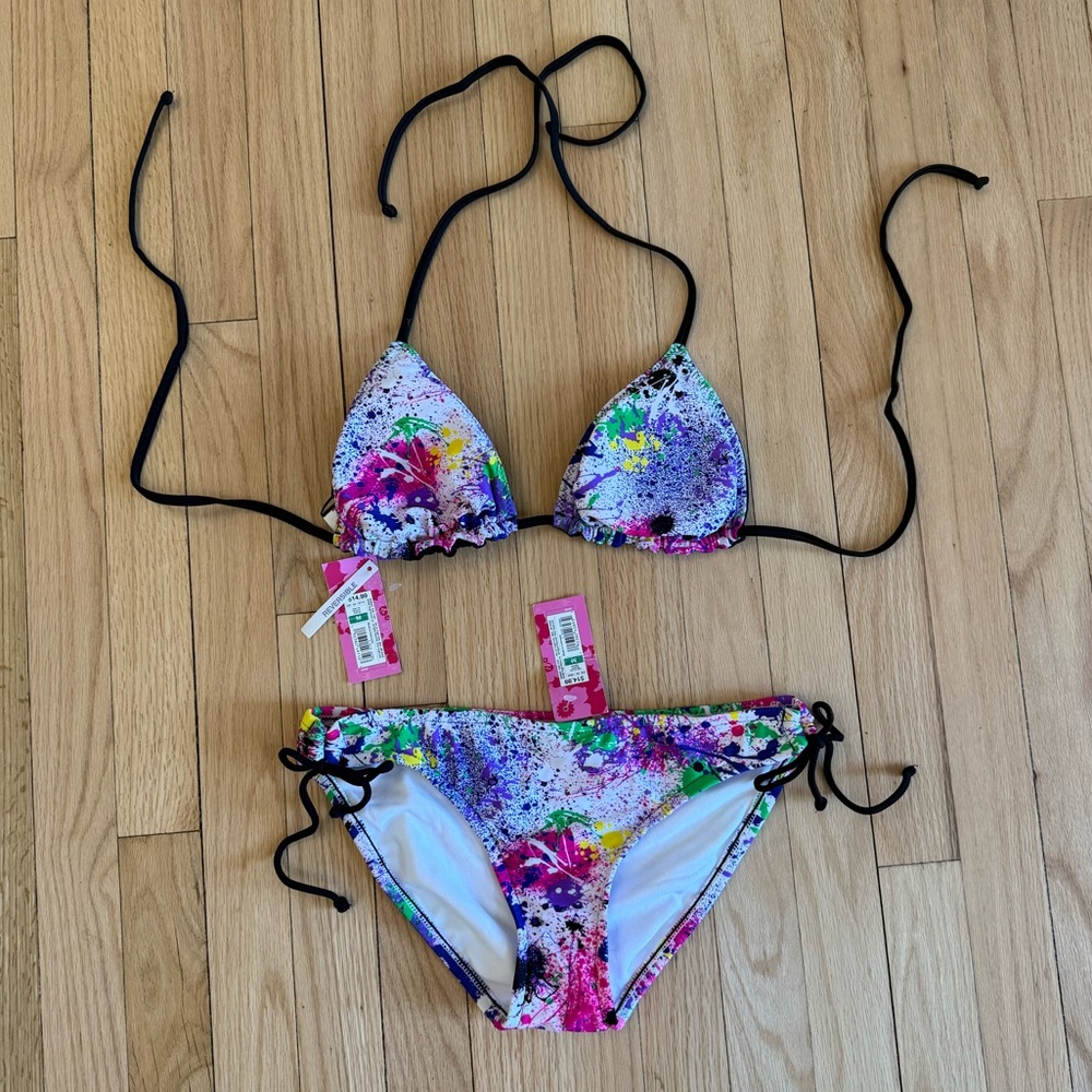 BNWT! Reversible bikini in size medium.